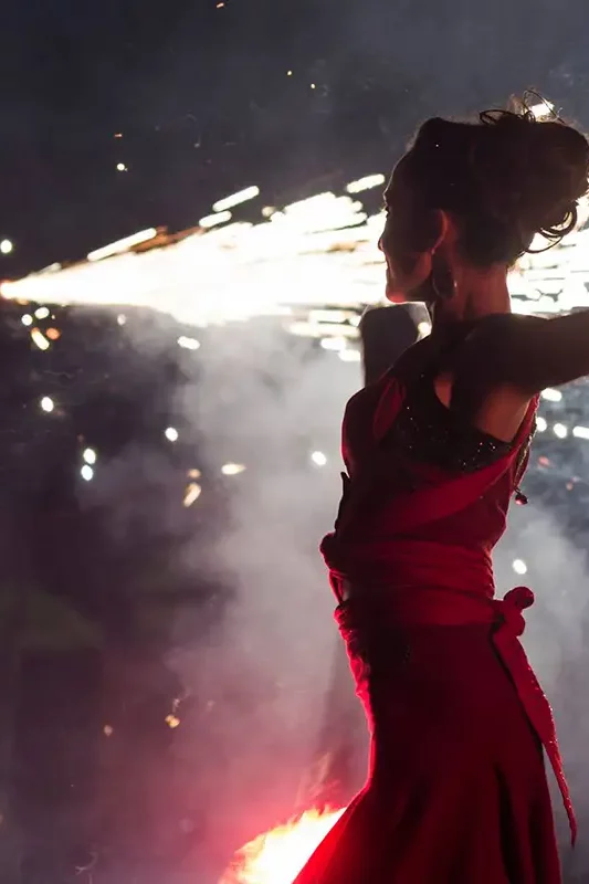 nawal devant la pyrotechnie