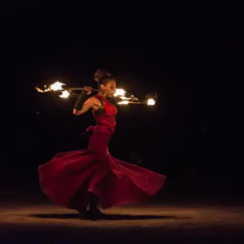 danseuse de feu avec robe