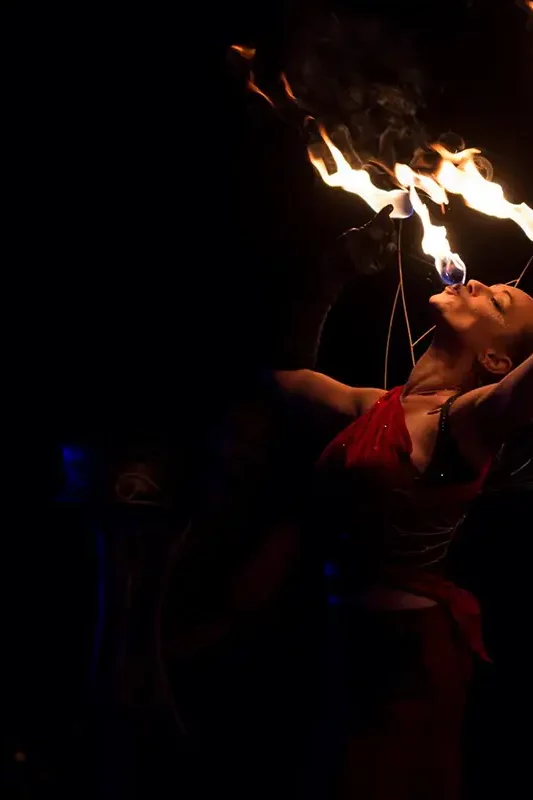 marlene embrasse la flammes